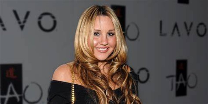 Actress Amanda Bynes is seen doing her make-up outside in Soho on October 6, 2014 in New York City.
