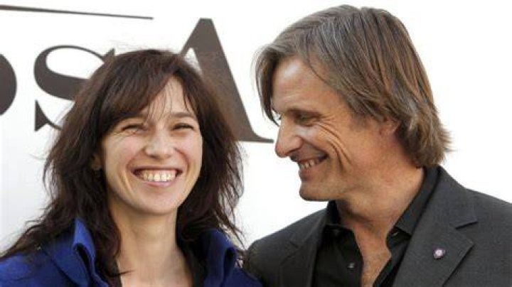 Ariadna Gil Giner and David Trueba are wearing jackets in the picture.