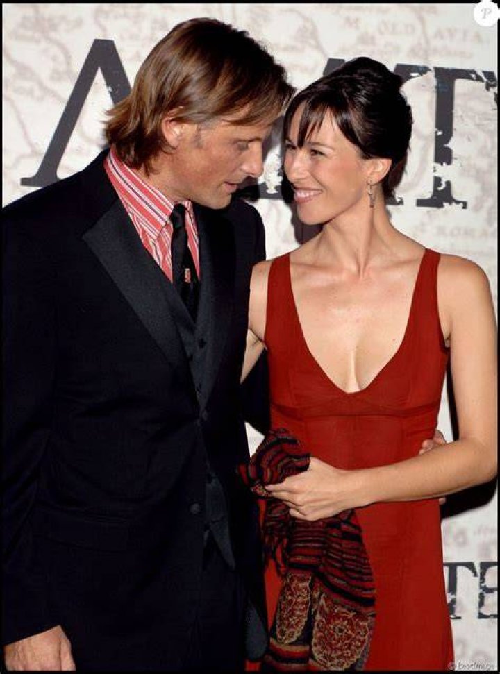 Ariadna Gil Giner and Viggo Mortensen are looking at each other and smiling.