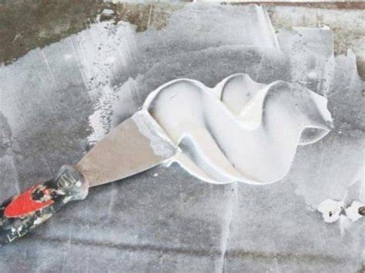 Can I add water to spackling paste?