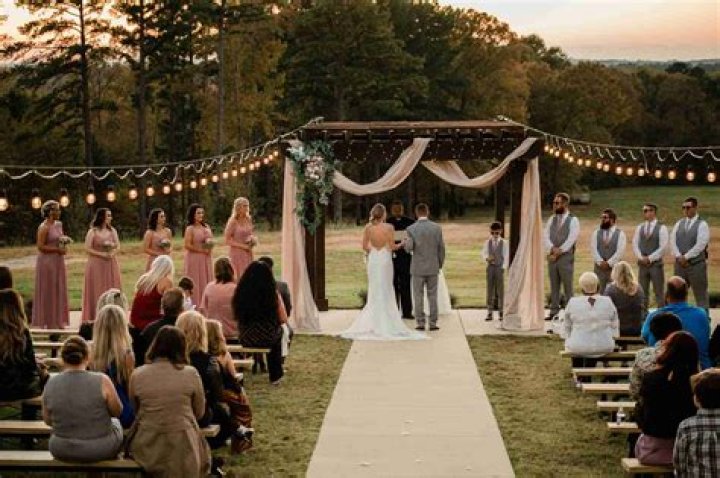 During an Wedding Ceremony, the Newly Weds, Bindi Irwin and Chandler Powell Honoured her late dad, Steve Irwin 