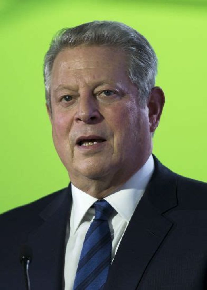 File photo of Al Gore reaching to kiss wife Tipper at Democratic National Convention. Former U.S. Vice-president Al Gore reaches to kiss his wife Tipper after speaking at the Democratic National Convention in Boston in this July 26, 2004 file photo. Former U.S. Vice President Al Gore and his wife, Tipper, have announced their separation after 40 years of marriage, according to media reports on June 1, 2010. REUTERS/Gary Hershorn/Files (UNITED STATES - Tags: PROFILE POLITICS)