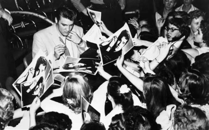 Girls Going Crazy Over Elvis On Live Show