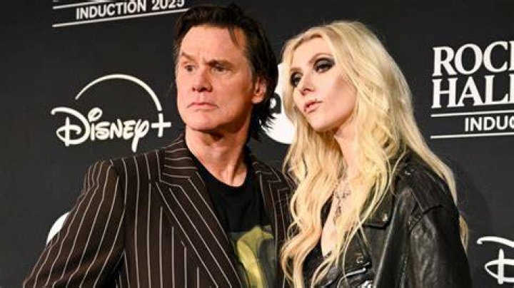 Is Taylor Momsen a lesbian?