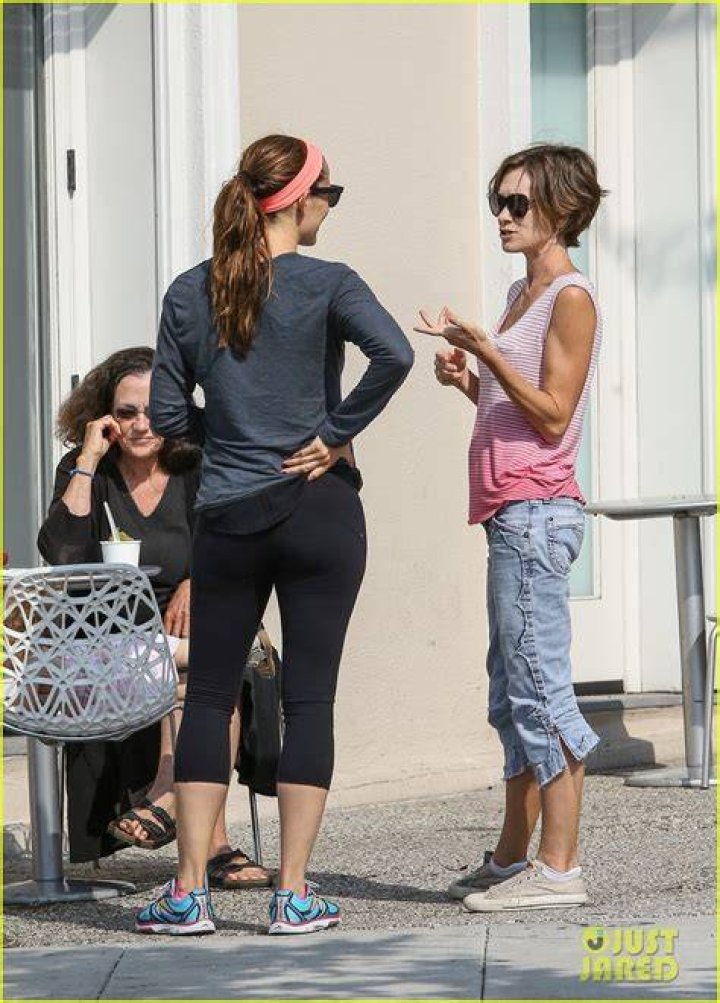 Jennifer Garner Has A Busy Day Of Commerce!