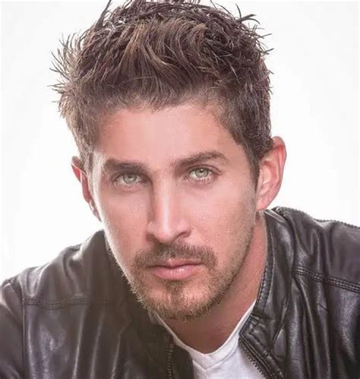 Jonathan Islas - Age, Family, Bio
