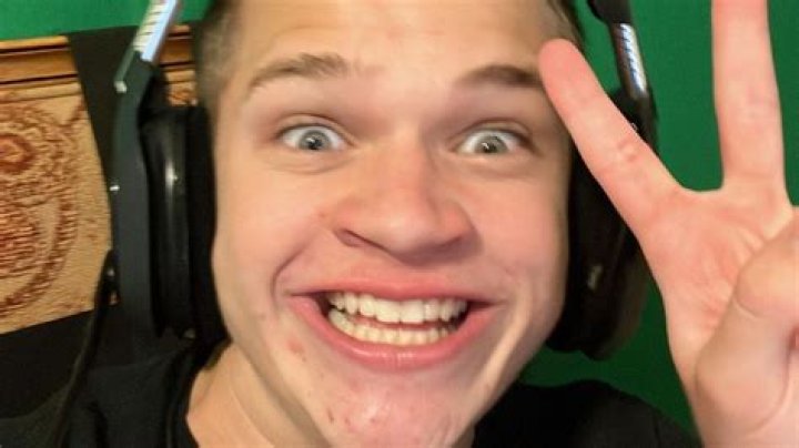 Jynxzi is also called a clown because of his odd behavior. celebsfortune.com