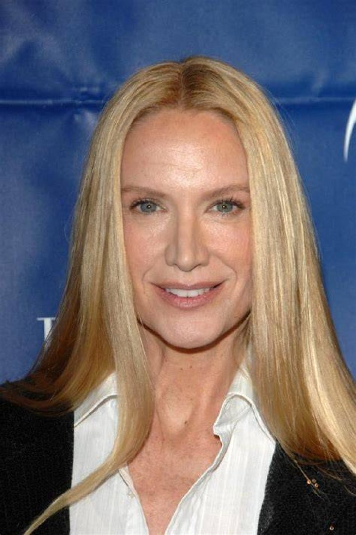 Kelly Lynch Bio (Wiki) 