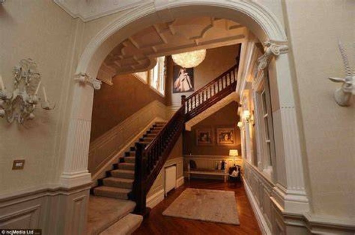 Mansion owned by Robert and his wife Hope. Knwo about her net worth, salary