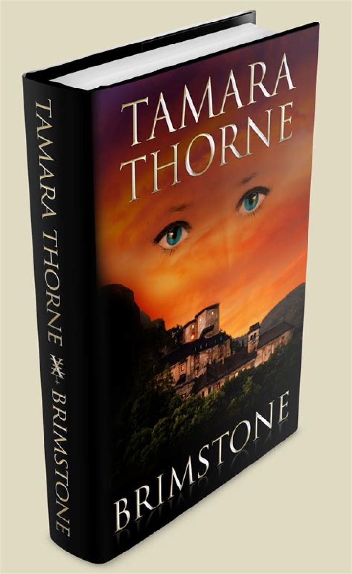 The bestselling author Tamara Thorne is living a single life