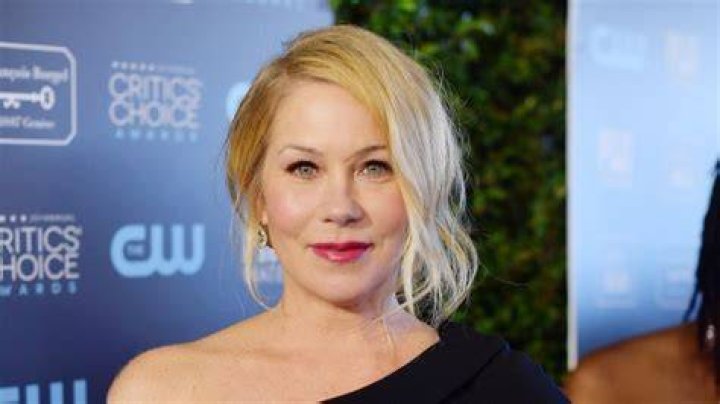 “What’s wrong with Christina Applegate’s face?” Links