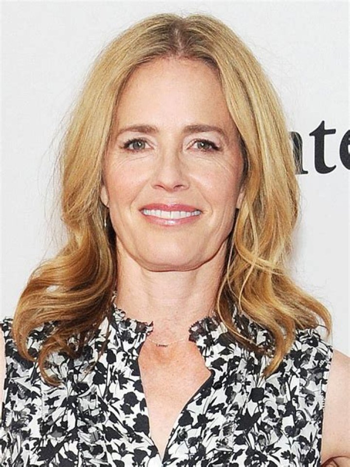 Where does Elisabeth Shue live?